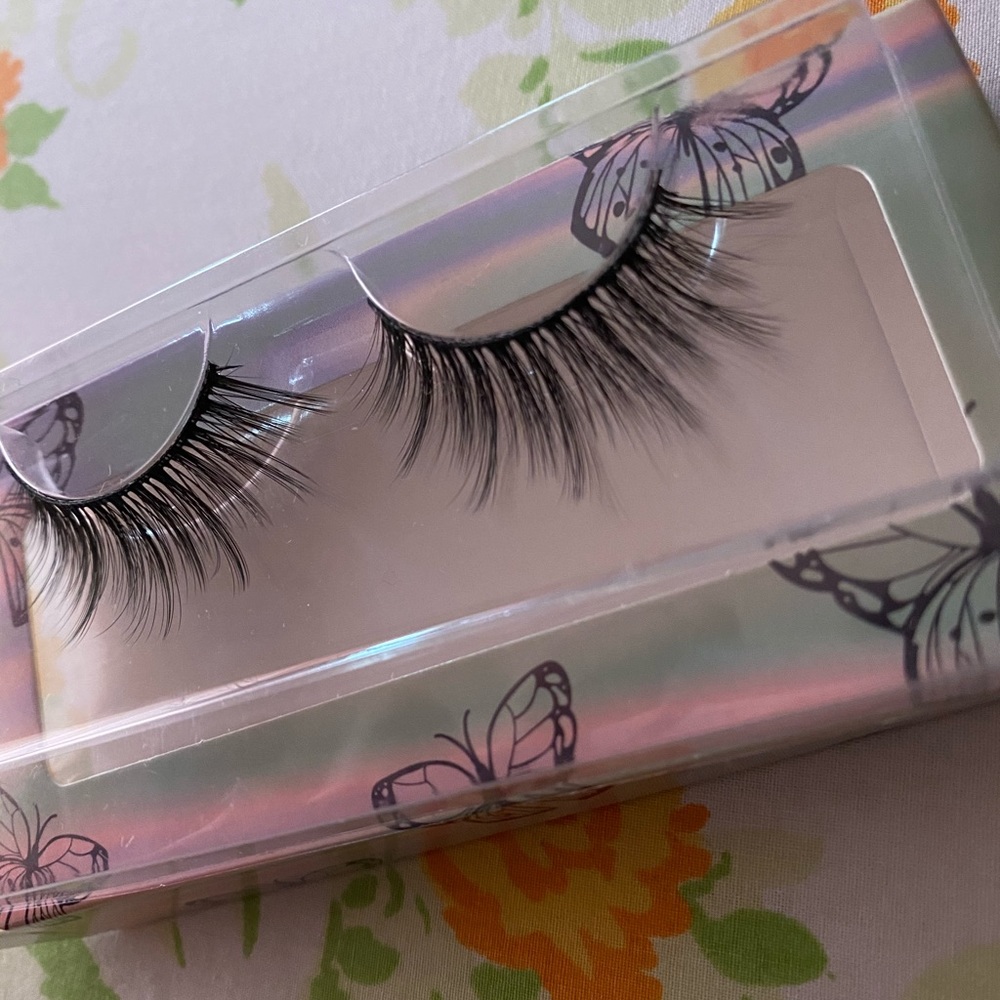 False Eyelashes - Picture 3 of 3
